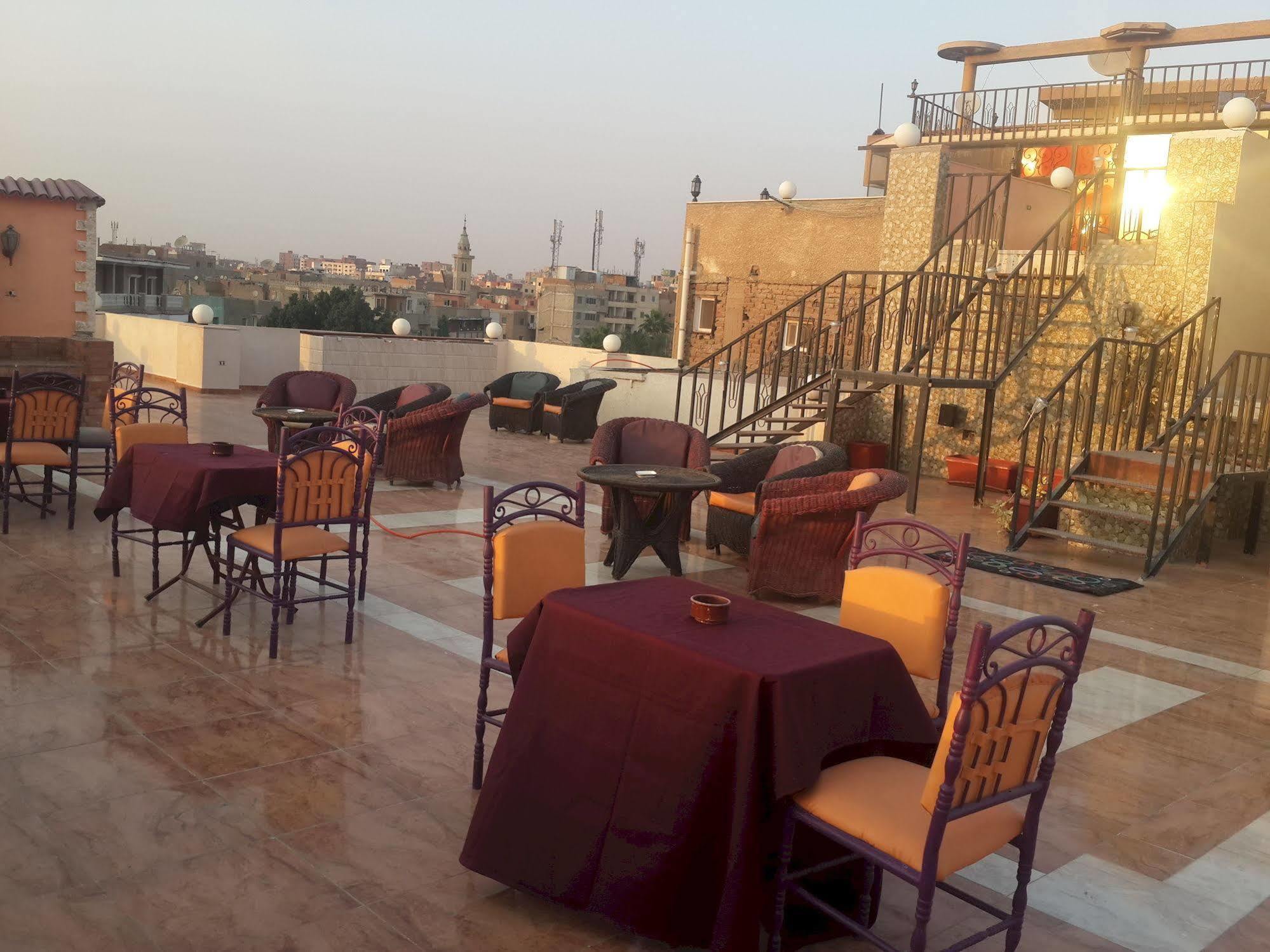 Pyramids Plateau Inn Giza Exterior photo